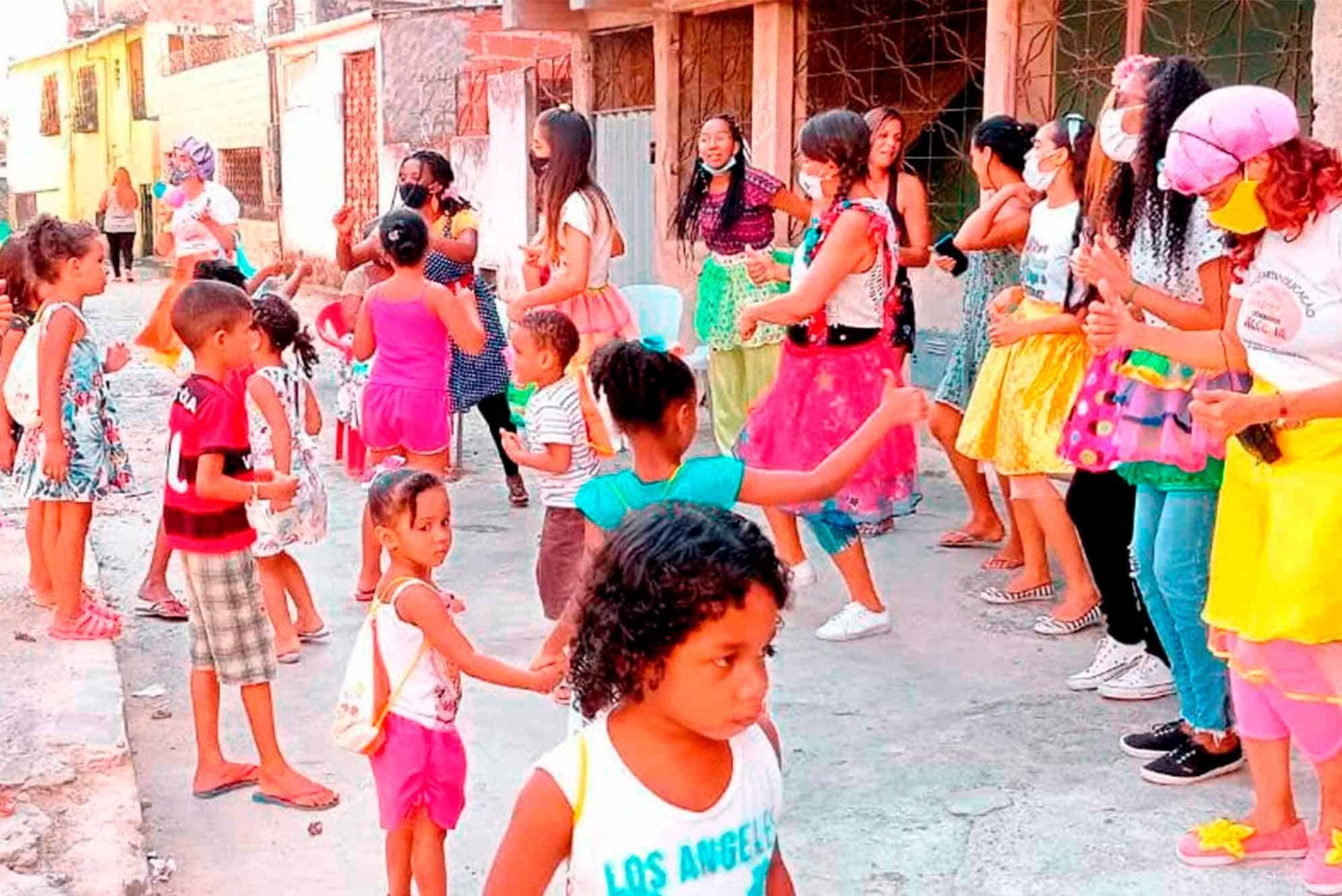 Foto das crianças da Creche brincando com animadoras